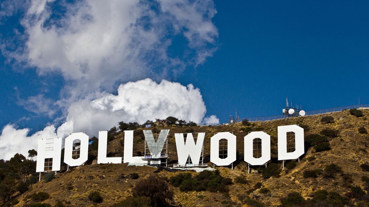 Devět písmen jako symbol továrny na sny. Nápis Hollywood slaví 100 let
